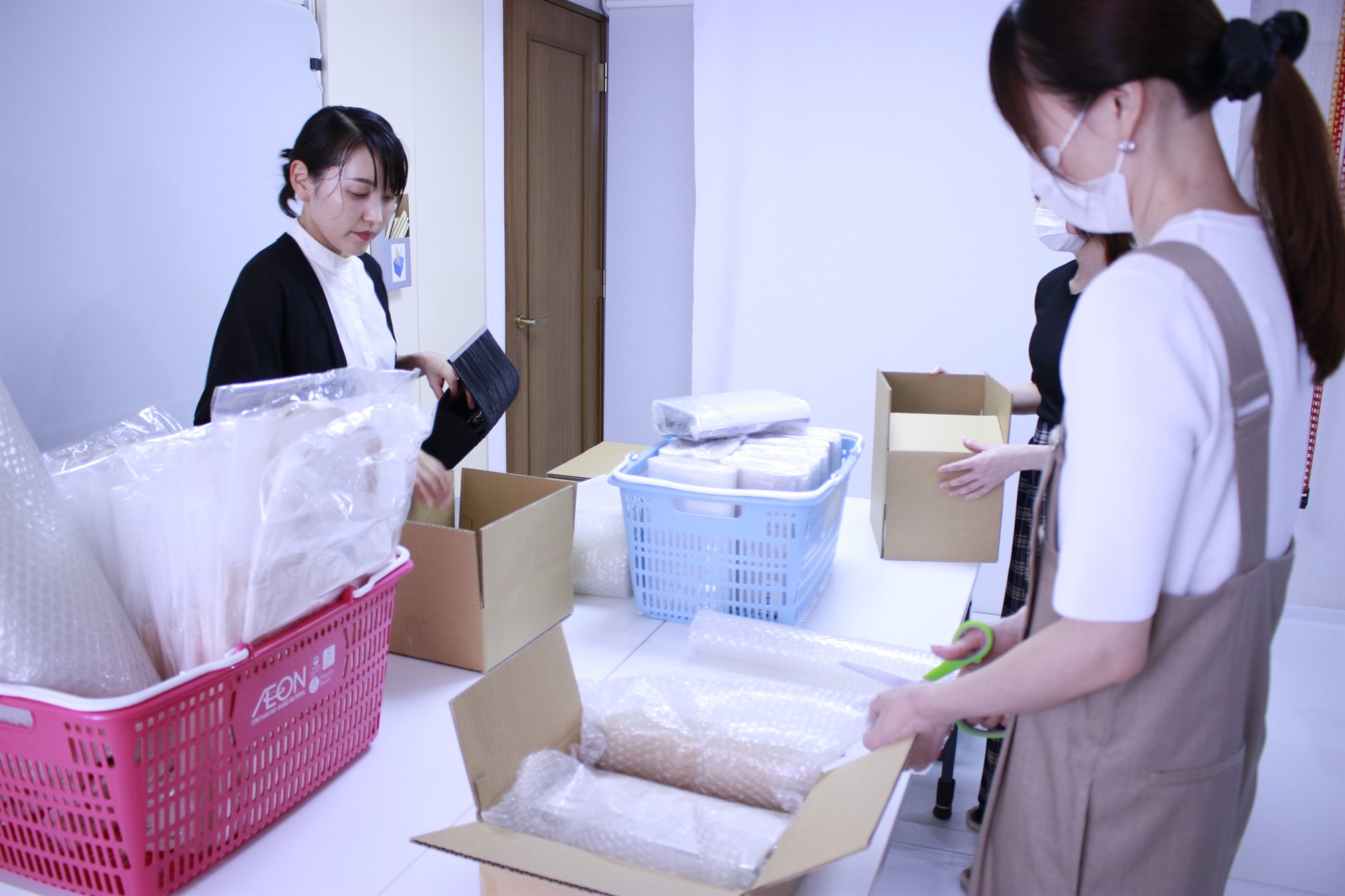 社内で商品を梱包する様子