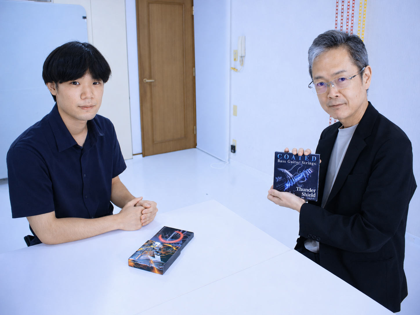 代表とスタッフが商品を紹介する様子